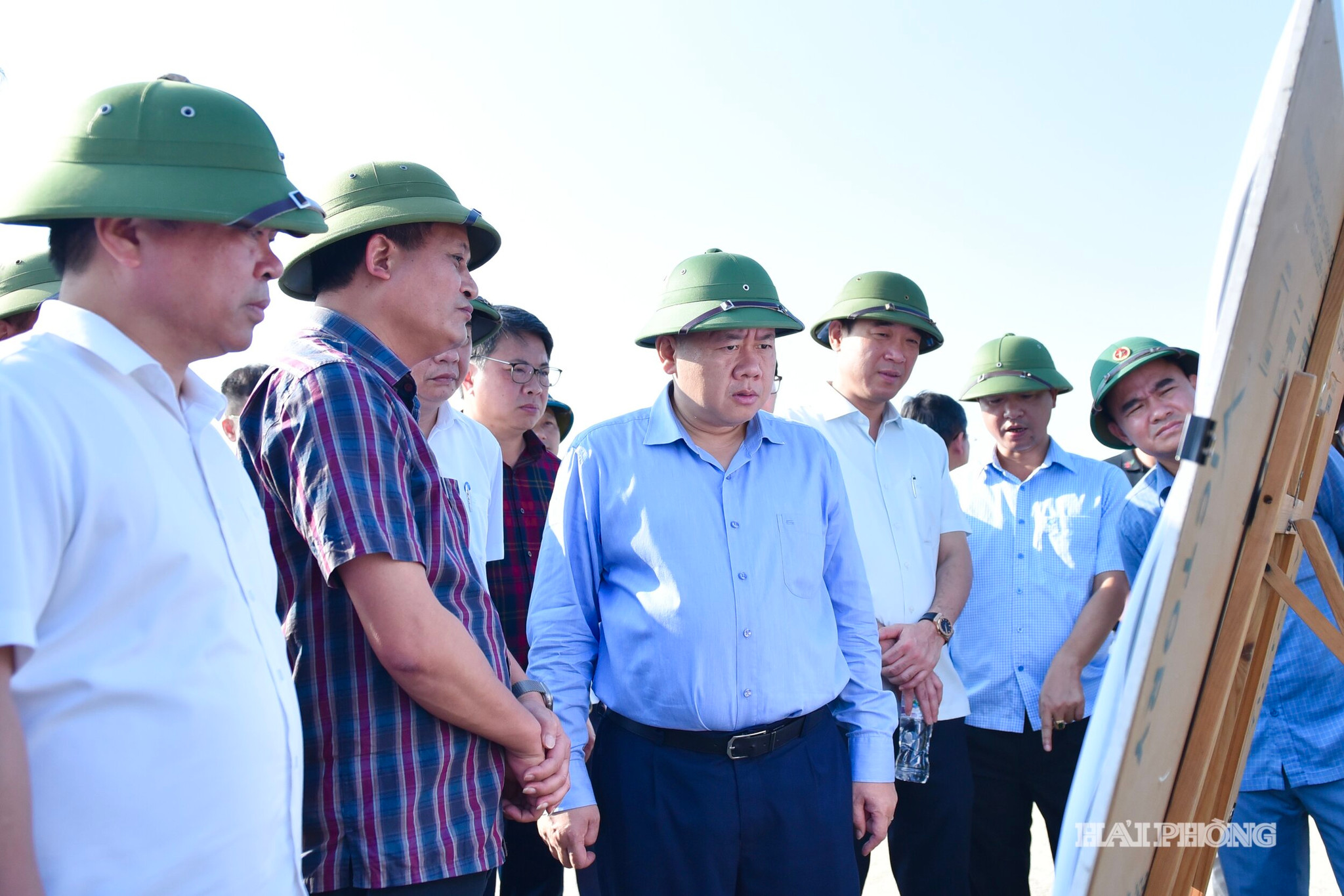 Đồng chí Đỗ Thành Trung, Phó Bí thư Thành uỷ, Chủ tịch UBND thành phố kiểm tra tiến độ Dự án đầu tư xây dựng đường tỉnh 396 kéo dài (đoạn nối từ ĐT.390 đến ĐT.391) đoạn qua xã Lạc Phượng.