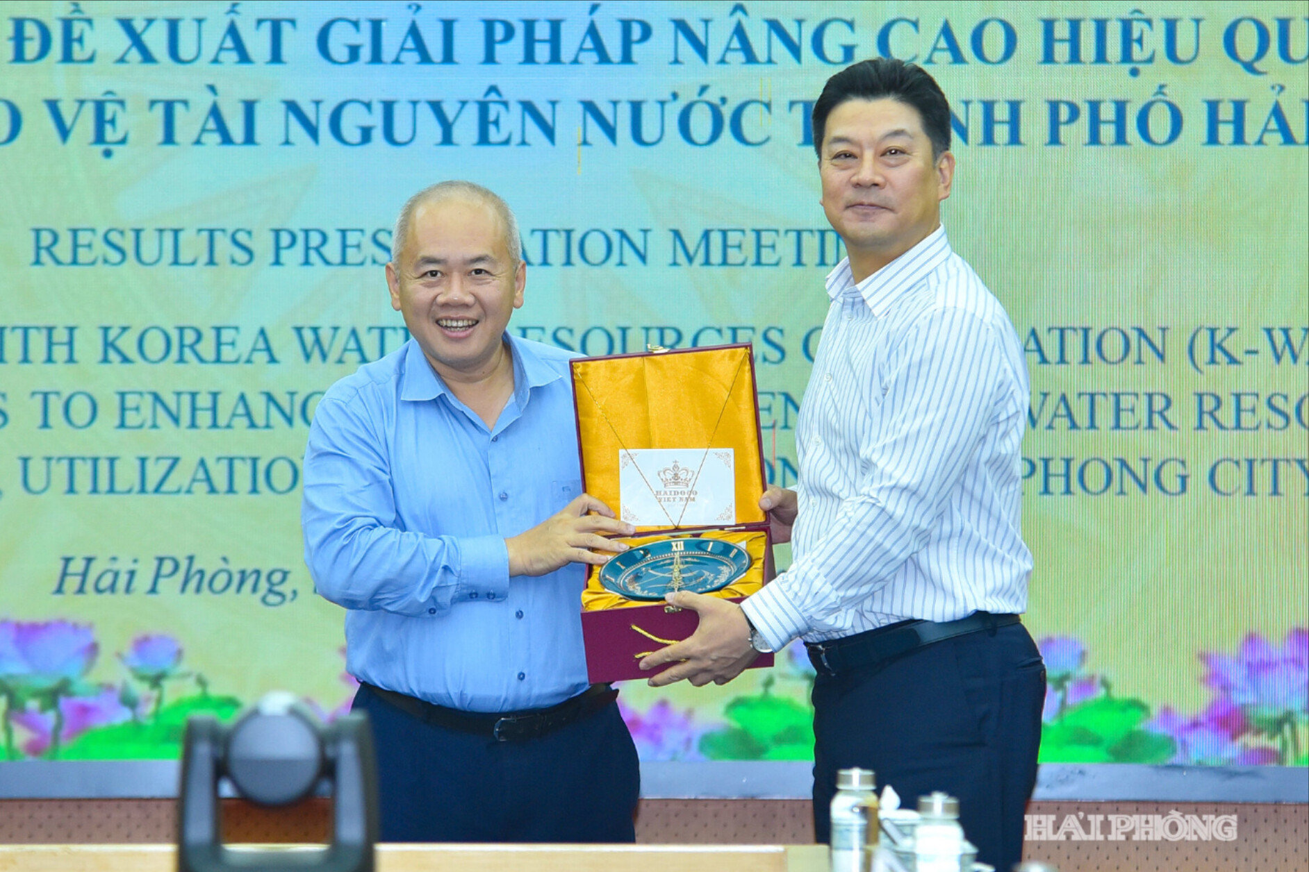 Đồng chí Đỗ Thành Trung, Phó Bí thư Thành ủy, Chủ tịch UBND thành phố tặng quà lưu niệm đoàn công tác Tổng Công ty Tài nguyên nước Hàn Quốc (K-Water).