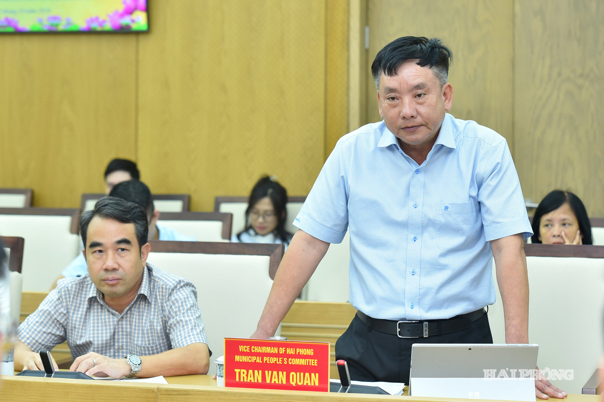 Đồng chí Trần Văn Quân, Phó Chủ tịch UBND thành phố phát biểu tại hội nghị.