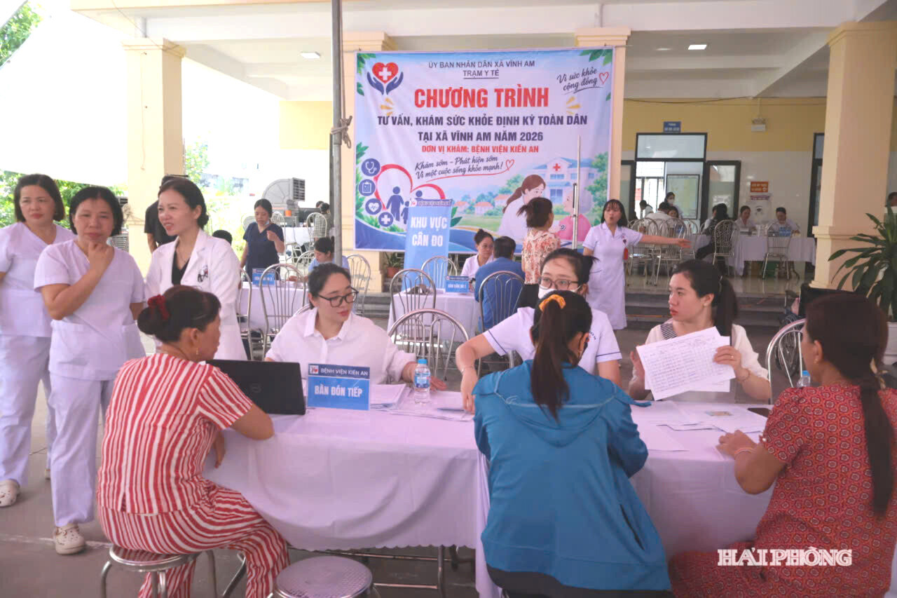 Khám sức khỏe toàn dân là chính sách nhân văn của Đảng và Nhà nước ta. Trong ảnh: Bệnh viện Kiến An phối hợp với Trạm Y tế xã Vĩnh Am khám sức khỏe cho nhân dân.