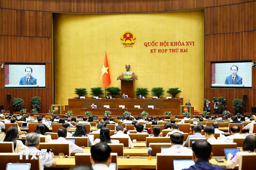 Bộ trưởng Bộ Tư pháp Hoàng Thanh Tùng, thừa ủy quyền của Thủ tướng Chính phủ trình bày Tờ trình về dự án Luật Nhà ở (sửa đổi). (Ảnh: Doãn Tấn/TTXVN)