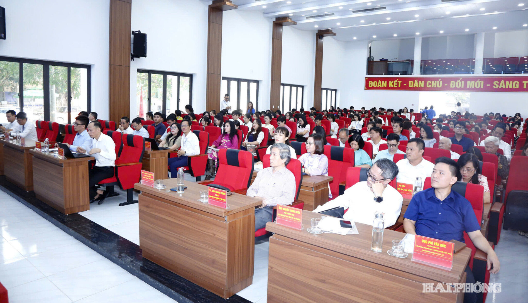 Các đại biểu tham dự hội thảo.
