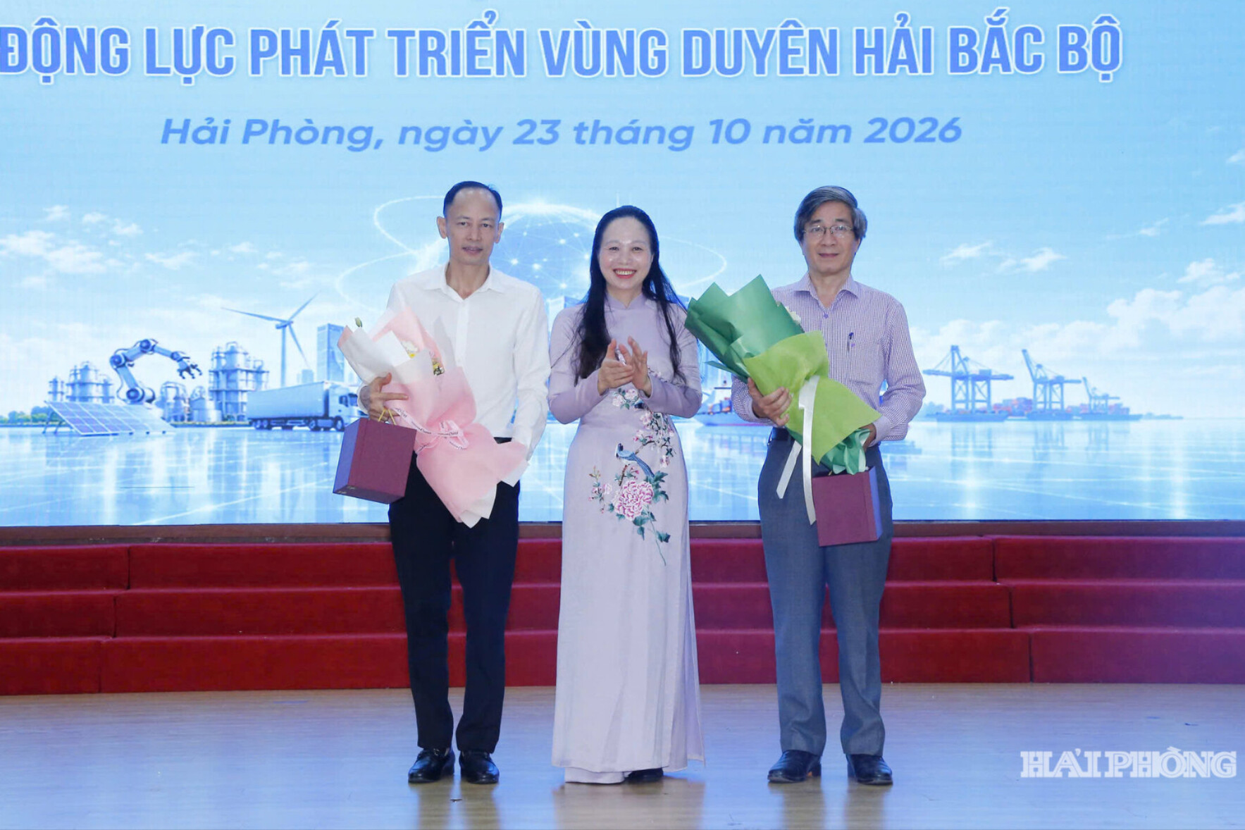 Đại diện Trường Đại học Hải Phòng tặng hoa các đại biểu tại chương trình hội thảo khoa học.