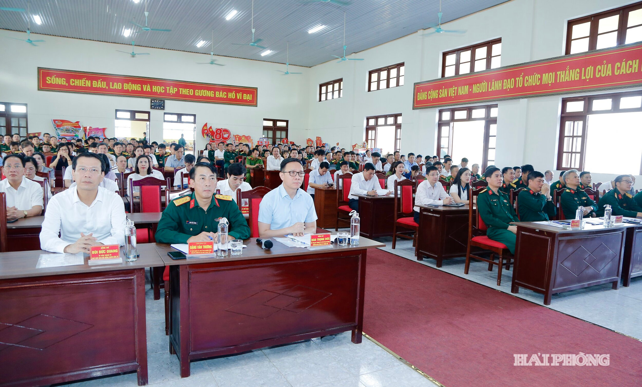 Đồng chí Đào Trọng Đức, Phó chủ tịch UBND thành phố, Trưởng ban chỉ đạo 515 thành phố cùng các đại biểu dự hội nghị.