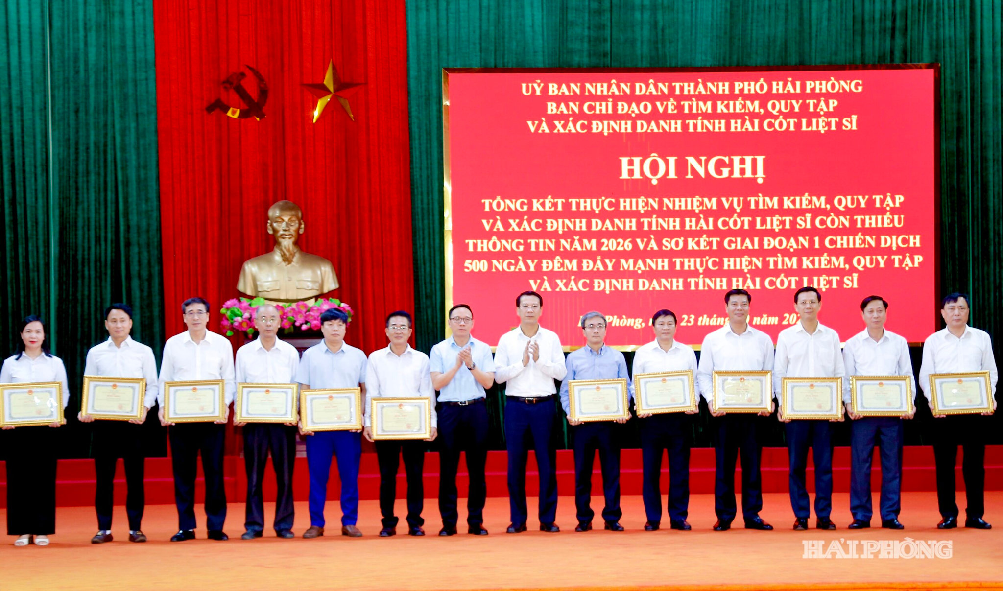 Các đồng chí: Đào Trọng Đức, Phó chủ tịch UBND thành phố, Trưởng ban chỉ đạo 515 thành phố; Bùi Đức Quang, Phó chủ tịch HĐND thành phố trao bằng khen tặng các tập thể có thành tích xuất sắc.