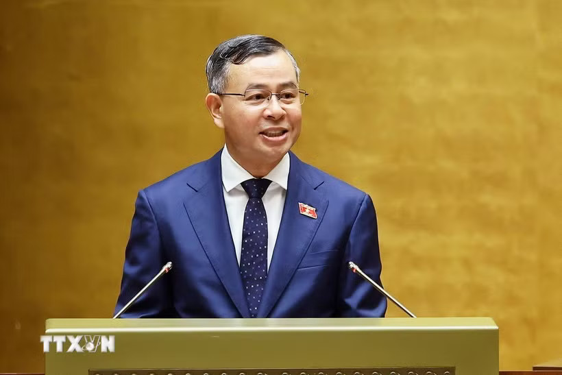 Bộ trưởng Bộ Tài chính Ngô Văn Tuấn, thừa ủy quyền của Thủ tướng Chính phủ trình bày tờ trình về 5 dự án: Luật Ngân sách nhà nước (hợp nhất); Luật Đấu thầu (sửa đổi); Luật sửa đổi, bổ sung một số điều của Luật Đầu tư; Luật sửa đổi, bổ sung một số điều của Luật Thuế thu nhập doanh nghiệp, Luật Thuế sử dụng đất phi nông nghiệp, Luật Thuế thu nhập cá nhân; Luật Trưng mua, trưng dụng tài sản (sửa đổi). (Ảnh: Doãn Tấn/TTXVN)