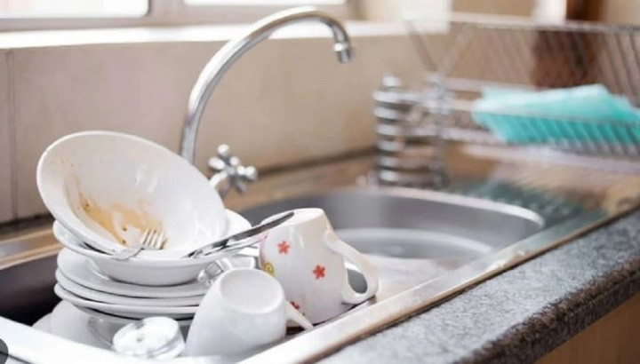 Việc cả gia đình dùng chung bát đũa và rửa chung trong một thau/chậu mà không có thói quen phân loại hoặc rửa riêng gây ra nhiều tác hại.