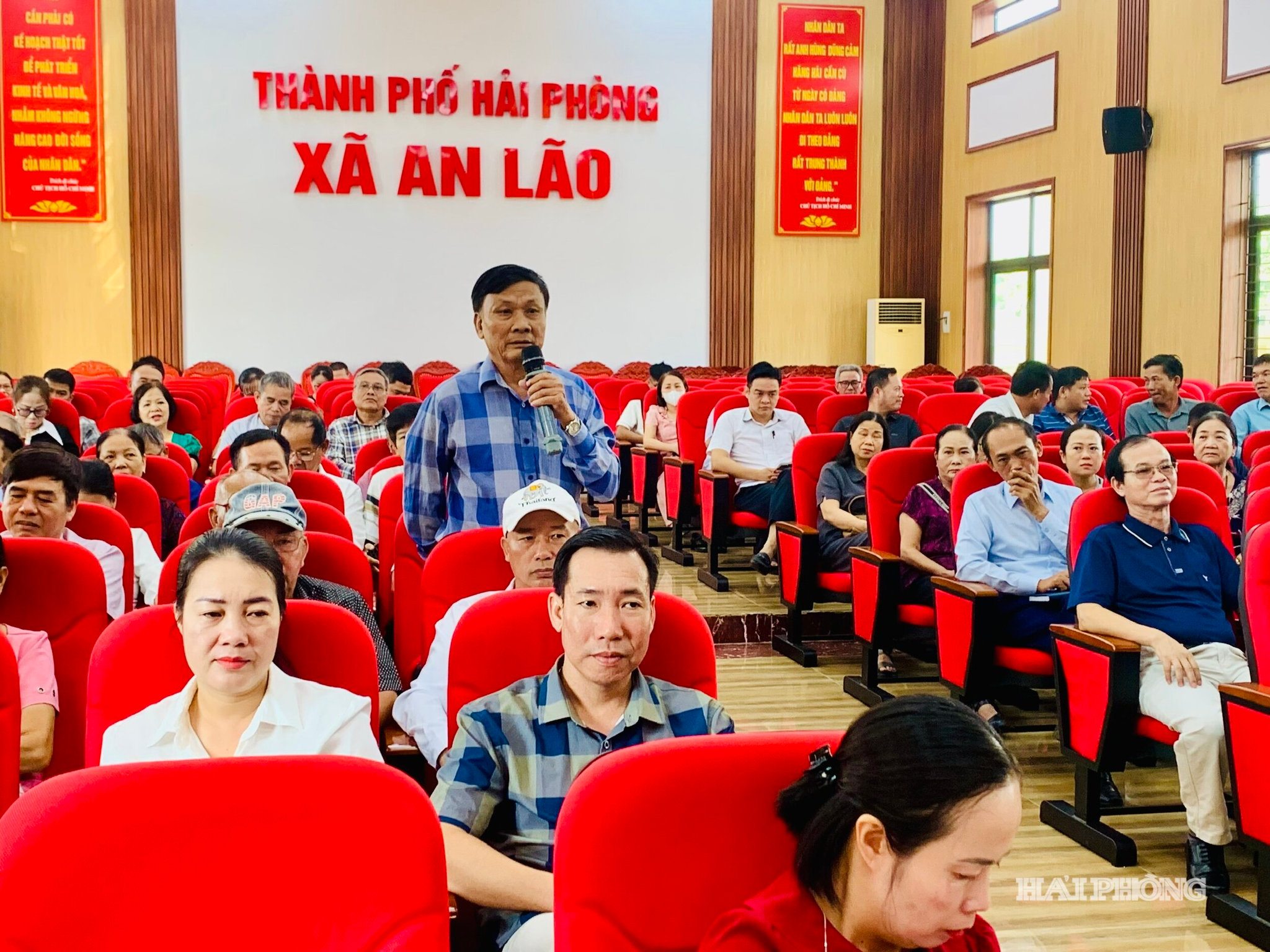 Tại hội nghị, Văn phòng Đảng uỷ xã tổng hợp 16 ý kiến, kiến nghị của cán bộ, đảng viên và Nhân dân gửi đến hội nghị, thuộc 5 lĩnh vực gồm: trang thiết bị, cơ sở vật chất; lĩnh vực nông nghiệp, môi trường, xây dựng; công tác cải cách hành chính, chuyển đổi số; an sinh xã hội; công tác An ninh, trật tự… Trong đó, nhiều nội dung gắn bó mật thiết với đời sống dân sinh được quan tâm, chú trọng như: đề nghị UBND xã quan tâm tới việc kiểm tra, rà soát, bảo trì hệ thống điện chiếu sáng và hệ thống loa t