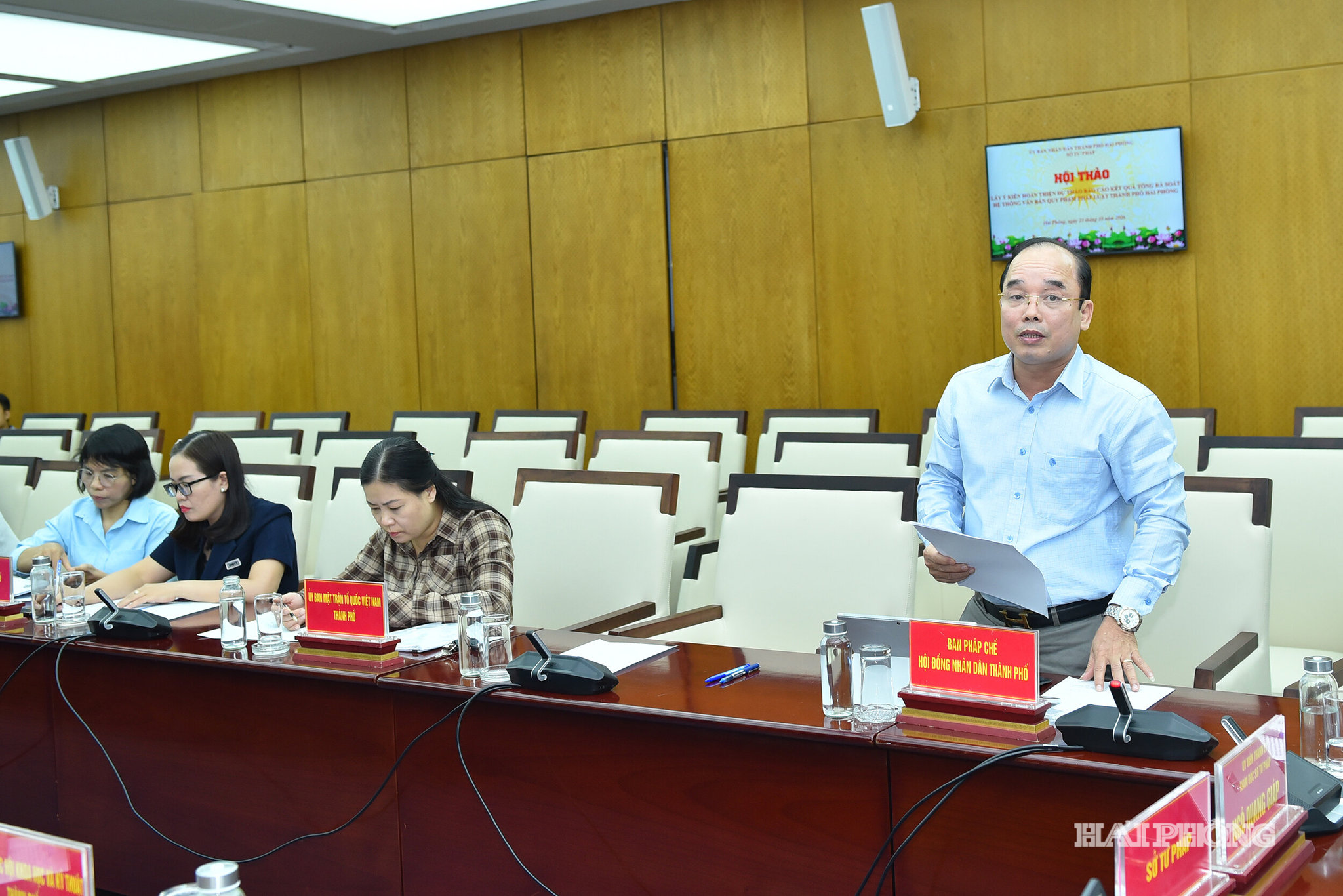 Các đại biểu tham luận tại hội thảo.