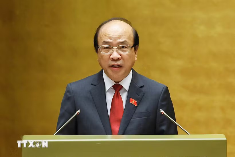 Chủ nhiệm Ủy ban Pháp luật và Tư pháp của Quốc hội Phan Chí Hiếu trình bày báo cáo thẩm tra về 03 nội dung: dự án Luật Trưng mua, trưng dụng tài sản (sửa đổi); dự án Luật Văn bản quy phạm pháp luật; tình hình triển khai thực hiện Nghị quyết số 206/2025/QH15 về cơ chế đặc biệt xử lý khó khăn, vướng mắc do quy định của pháp luật. (Ảnh: Doãn Tấn/TTXVN)