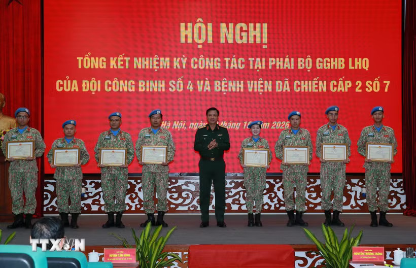 Thượng tướng Nguyễn Trường Thắng, Thứ trưởng Bộ Quốc phòng trao Bằng khen của Bộ trưởng Bộ Quốc phòng cho các tập thể, cá nhân Đội công binh số 4 và Bệnh viện dã chiến cấp 2 số 7. (Ảnh: Trọng Đức/TTXVN)