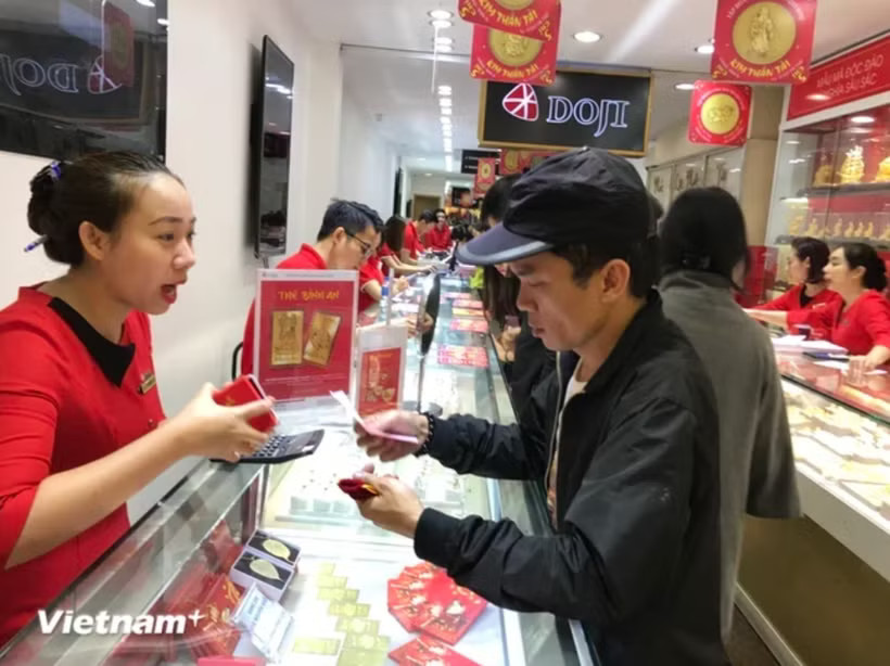 Giá vàng trong nước giảm nhẹ, chênh lệch với thế giới lên tới 16 triệu đồng. (Ảnh: Vietnam+)