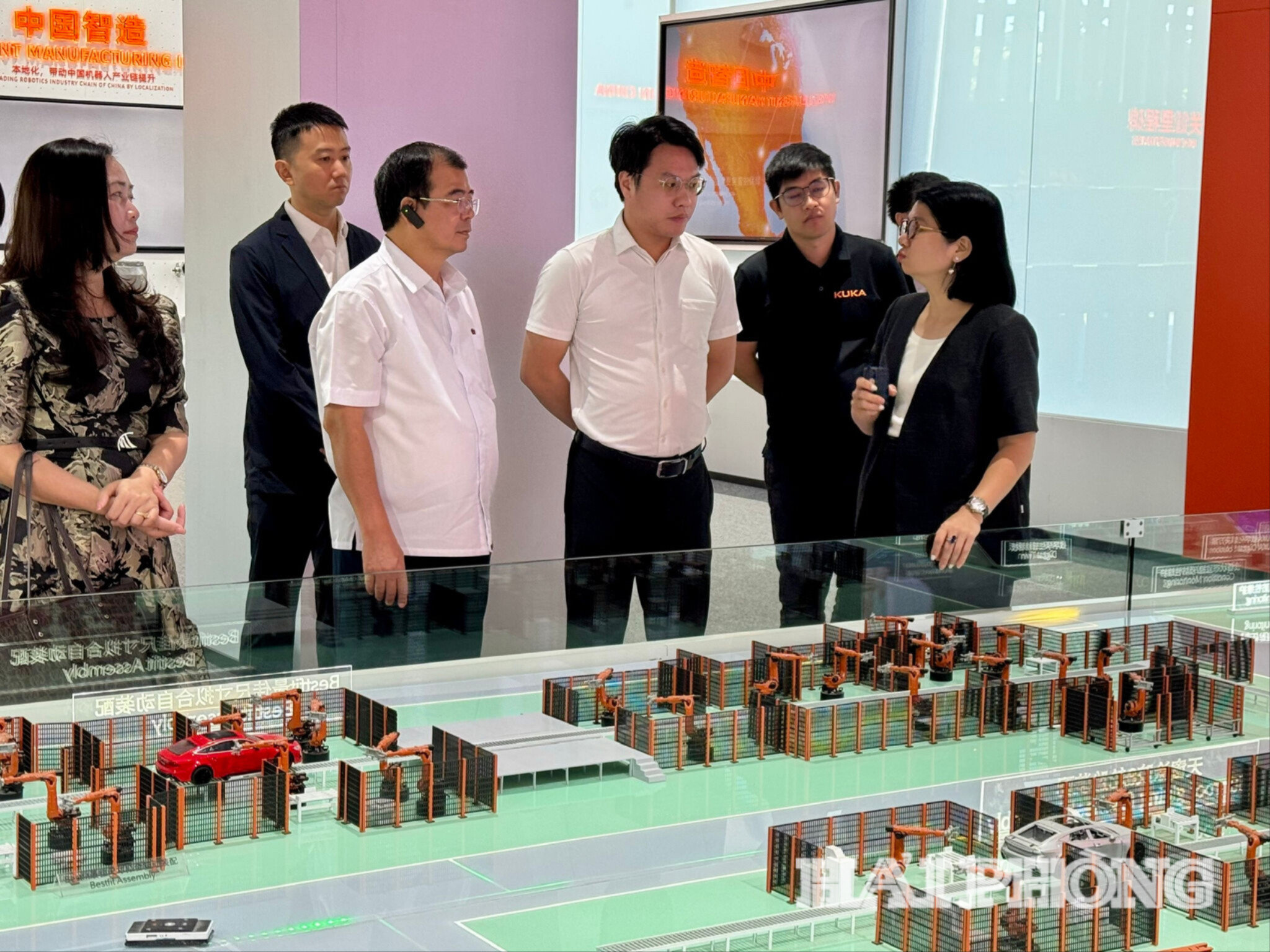 Đoàn công tác thành phố Hải Phòng do đồng chí Nguyễn Minh Hùng, Ủy viên Thành ủy, Phó Chủ tịch UBND thành phố làm Trưởng đoàn thăm doanh nghiệp tại thành phố Phật Sơn.