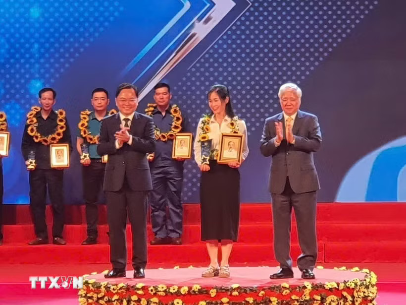 Ủy viên Bộ Chính trị, Phó Chủ tịch Thường trực Quốc hội Đỗ Mạnh Chiến trao biểu tượng vinh danh các công nhân tiêu biểu toàn quốc năm 2026. (Ảnh: Nguyễn Trọng Lịch/TTXVN)