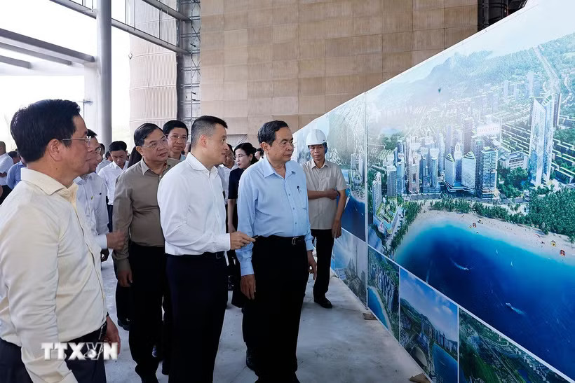 Chủ tịch Quốc hội Trần Thanh Mẫn cùng Đoàn công tác đến kiểm tra Dự án Trung tâm Hội nghị APEC. (Ảnh: Doãn Tấn/TTXVN)