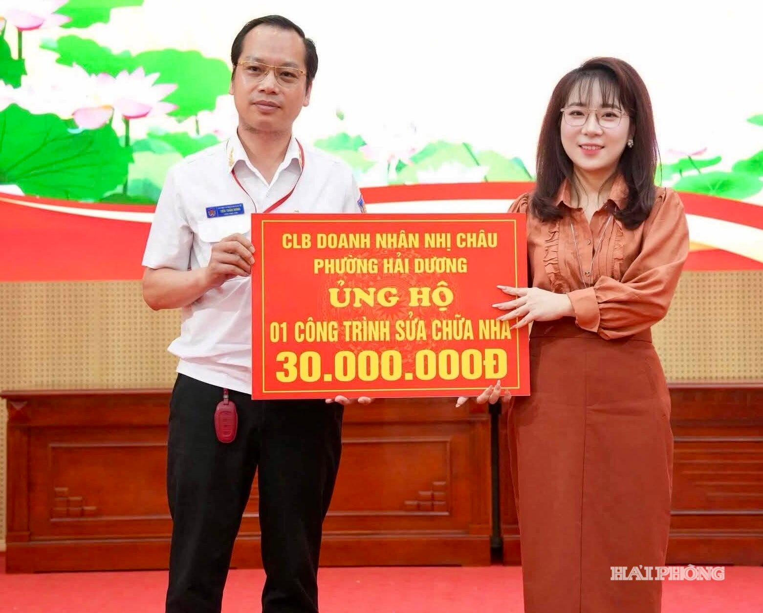 Câu lạc bộ Doanh nhân Nhị Châu ủng hộ hoạt động vì người nghèo do Uỷ ban MTTQ Việt Nam phường Hải Dương phát động.