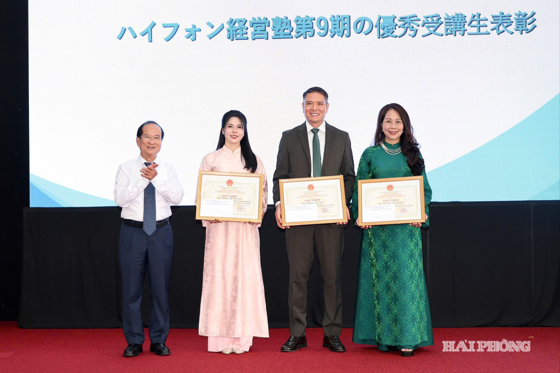Tiến sĩ Nguyễn Văn Thuận, nguyên Ủy viên Trung ương Đảng, nguyên Bí thư Thành ủy Hải Phòng, Chủ tịch Hội Khoa học phát triển nguồn nhân lực, nhân tài Hải Phòng biểu dương, khen thưởng 3 học viên có thành tích xuất sắc.