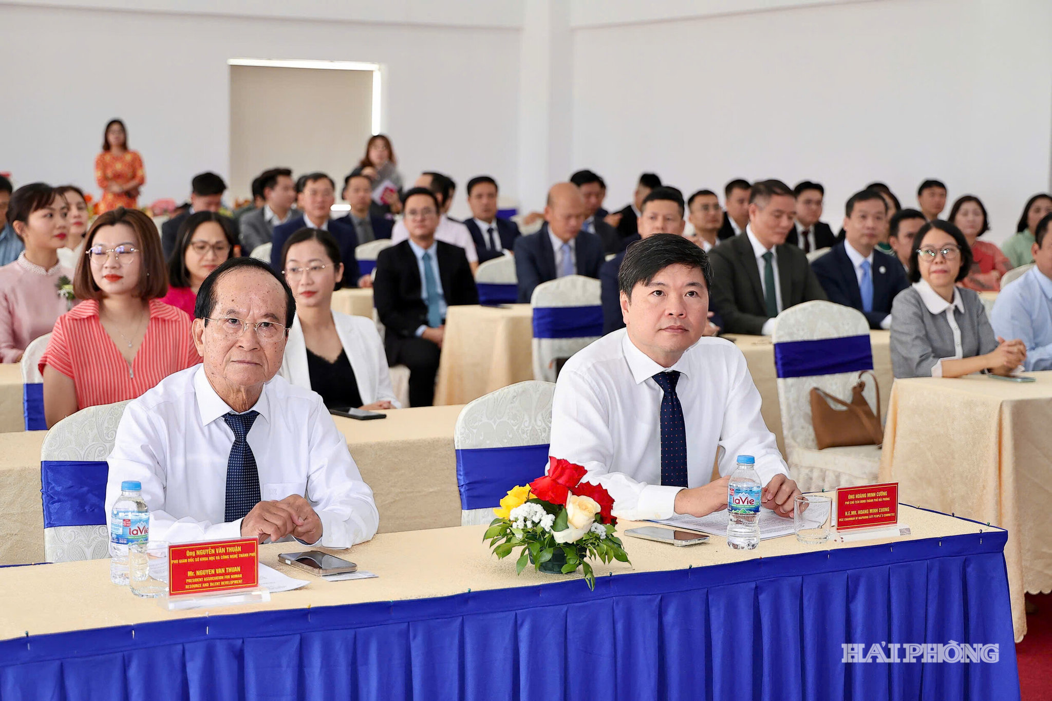 Các đại biểu dự chương trình.