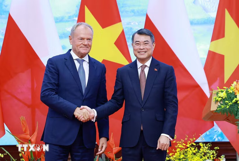 Thủ tướng Lê Minh Hưng và Thủ tướng Cộng hòa Ba Lan Donald Tusk tuyên bố nâng cấp quan hệ Việt Nam-Ba Lan lên Đối tác Chiến lược. (Ảnh: Dương Giang/TTXVN)