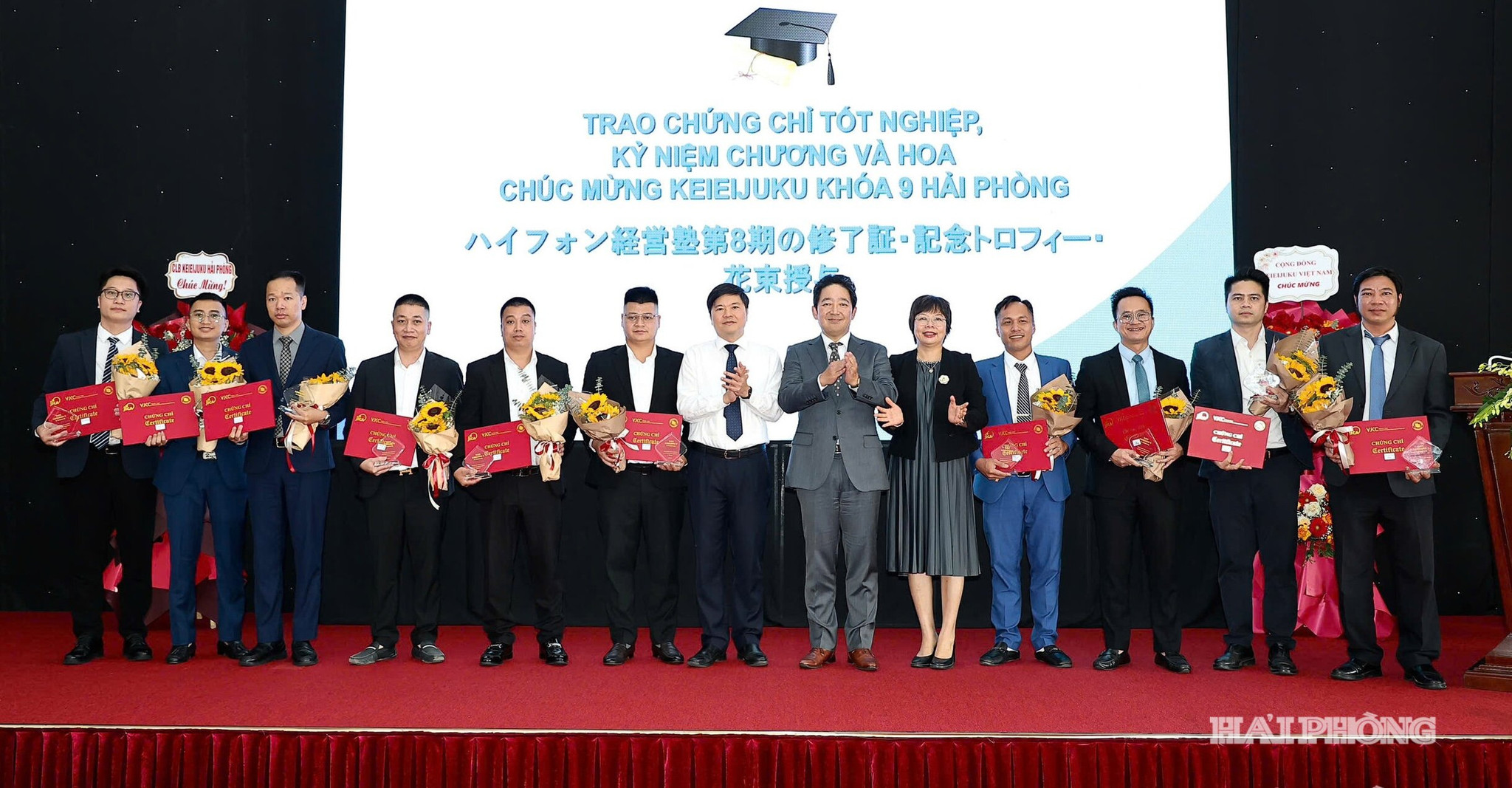 Đồng chí Hoàng Minh Cường, Phó Chủ tịch UBND thành phố và khách mời trao giấy chứng nhận tốt nghiệp đối với các học viên.