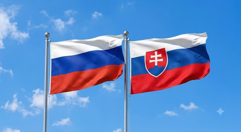 Cờ Nga và cờ Slovakia. (Ảnh minh họa: Gemini)