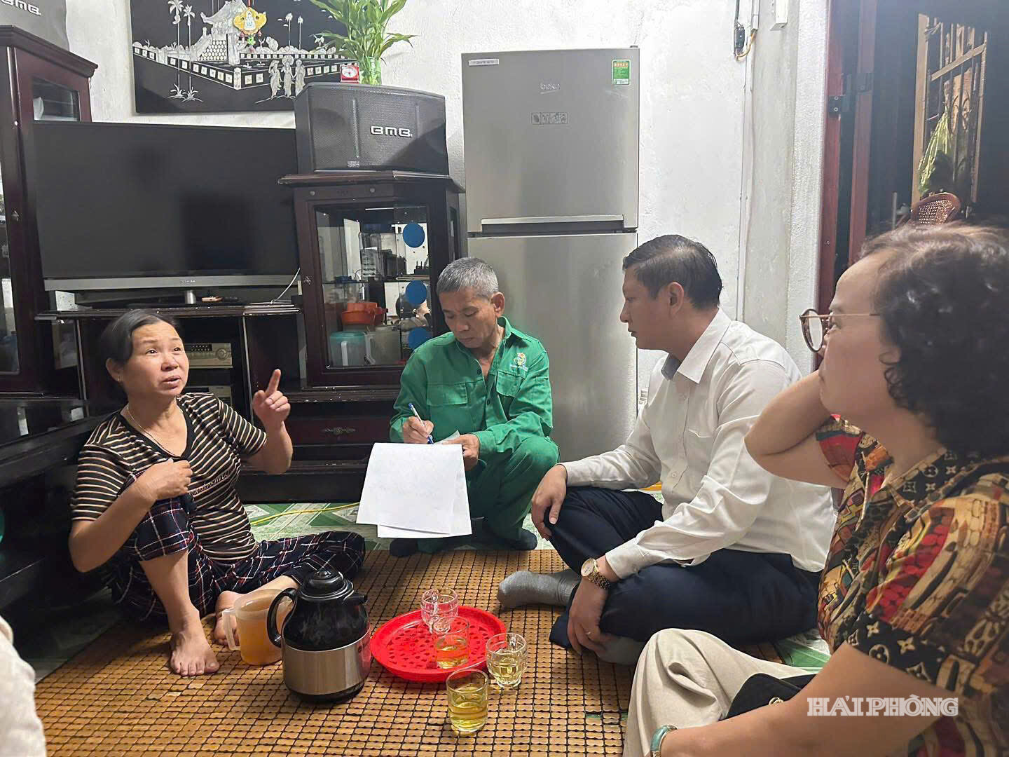 Lãnh đạo phường Đồ Sơn vận động người dân đồng thuận, bàn giao mặt bằng cho dự án.