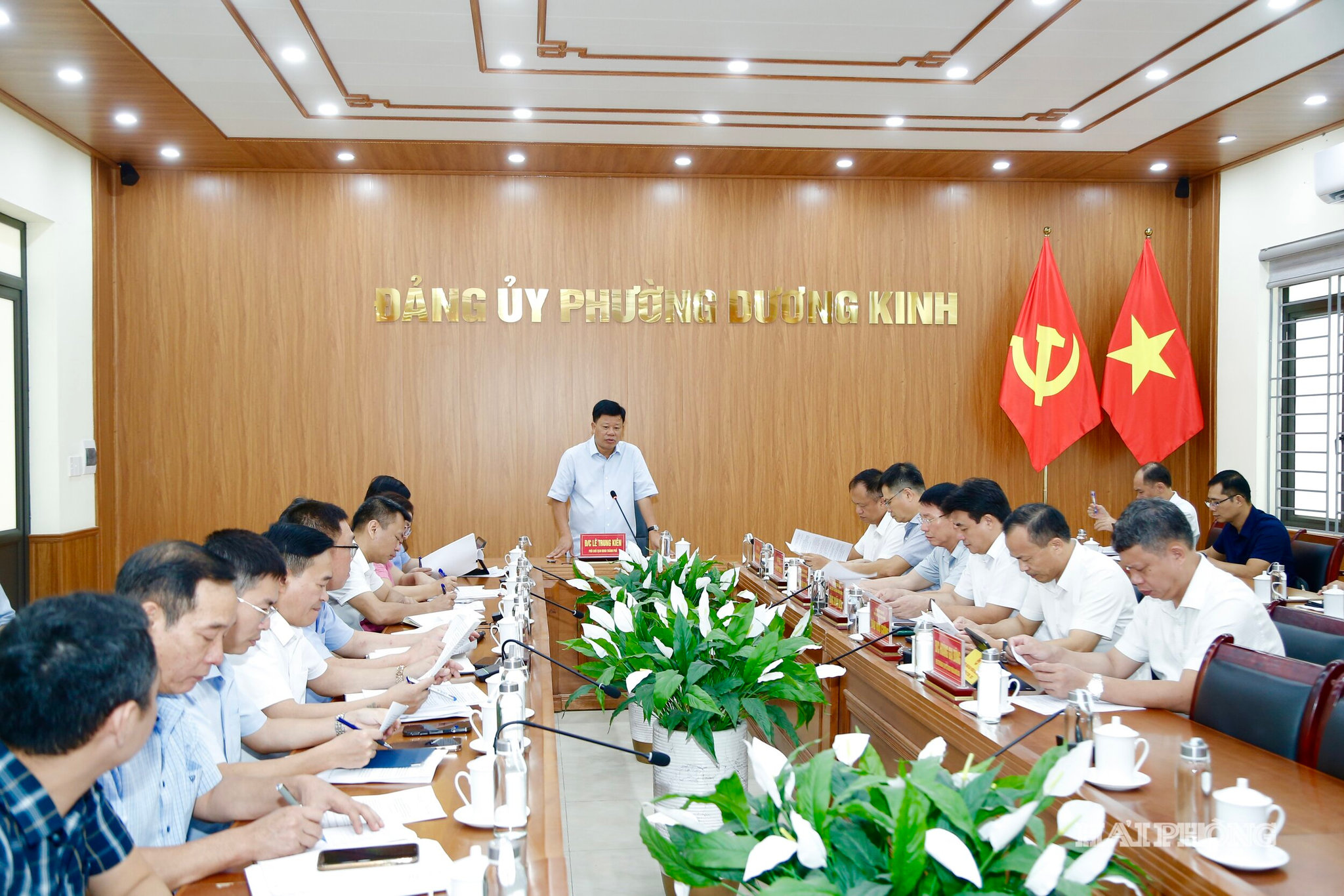 Đồng chí Lê Trung Kiên, Phó chủ tịch UBND thành phố chủ trì cuộc họp với các địa phương.