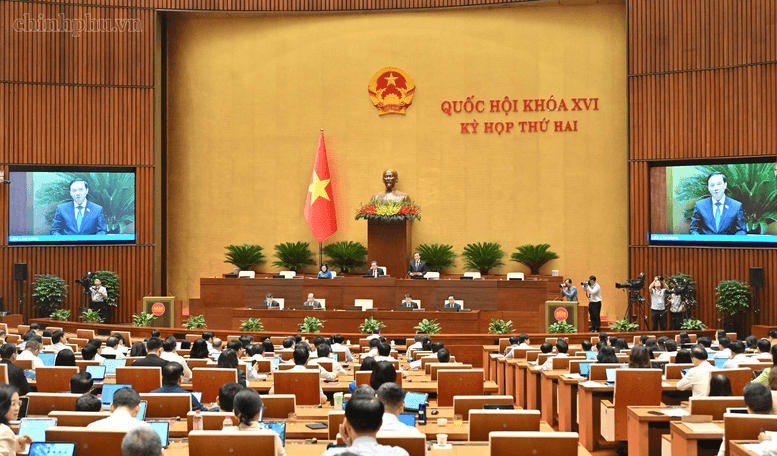 ảnh trang 1 báo in: Các đại biểu Quốc hội thảo luận tại Hội trường về dự thảo Bộ luật Hình sự (sửa đổi) và dự án Luật Tổ chức cơ quan điều tra hình sự (sửa đổi). Ảnh: chinhphu.vn