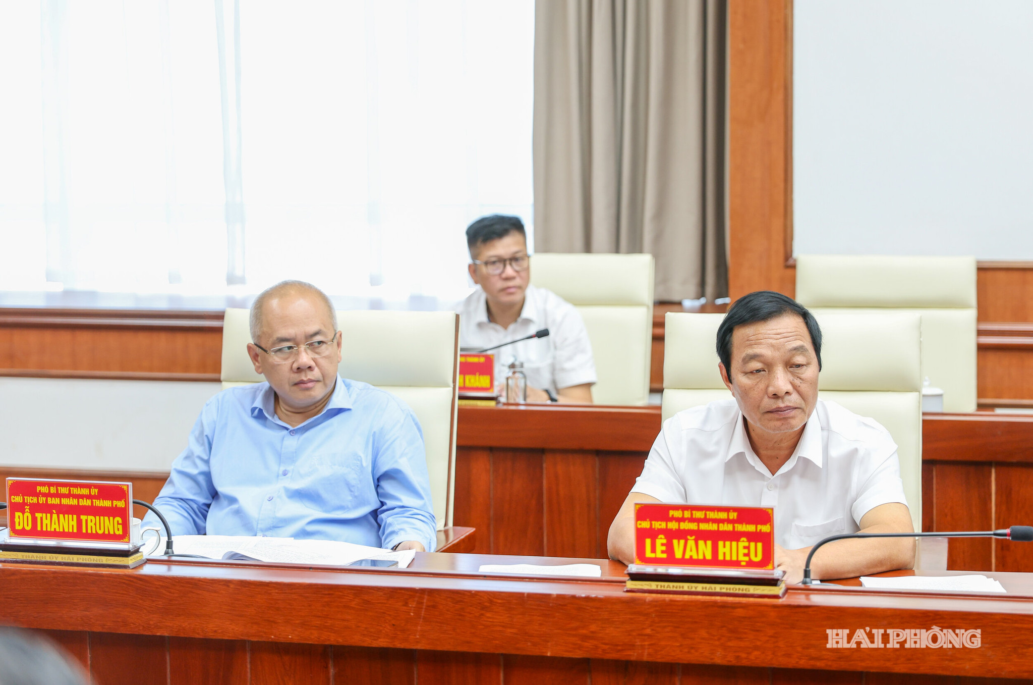 Các đồng chí Phó Bí thư Thành ủy: Đỗ Thành Trung, Chủ tịch UBND thành phố; Lê Văn Hiệu, Chủ tịch HĐND thành phố dự cuộc họp
