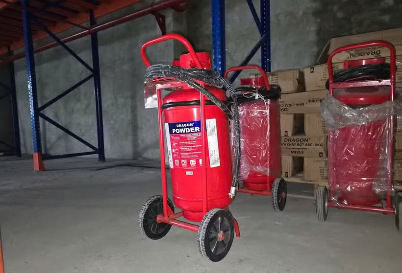 Một trong những loại bình cứu hỏa giả trong vụ án. (Nguồn: Công an Hà Nội)