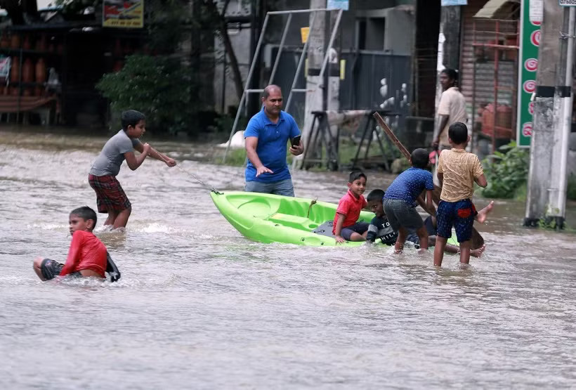 Ngập lụt sau mưa lớn tại Colombo (Sri Lanka). (Ảnh: THX/TTXVN)