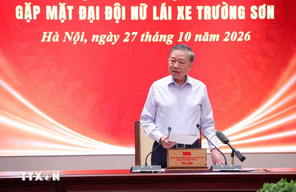 ttxvn_2710-tong-bi-thu-chu-tich-nuoc-gap-mat-dai-doi-nu-lai-xe-truong-son-5.jpg