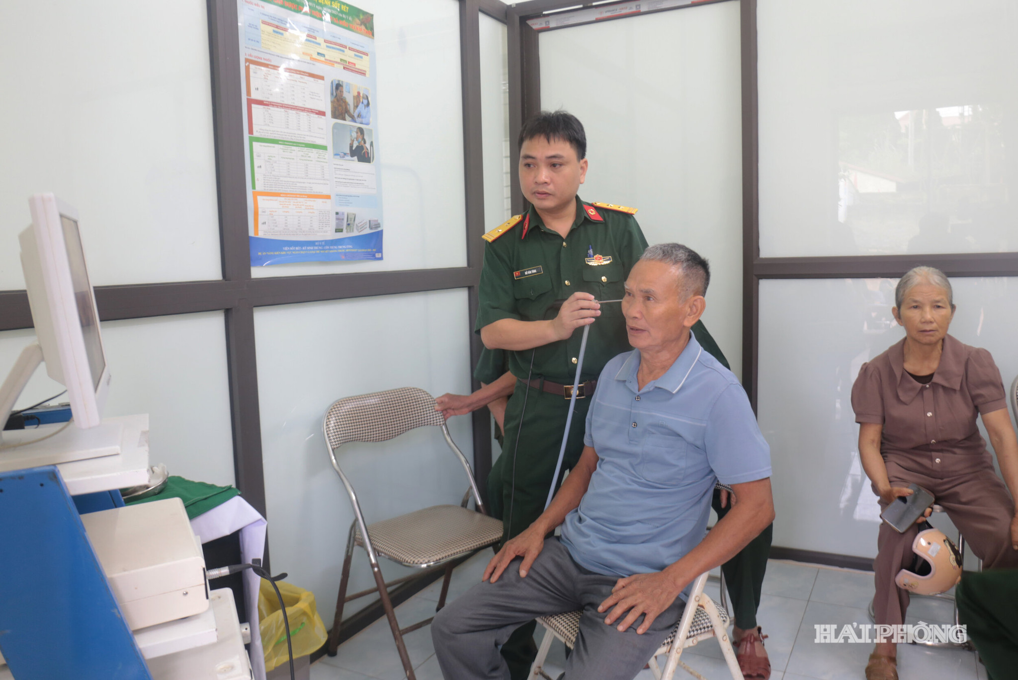 2. Các y, bác sĩ Bệnh viện Quân y 7 khám bệnh cho đối tượng chính sách