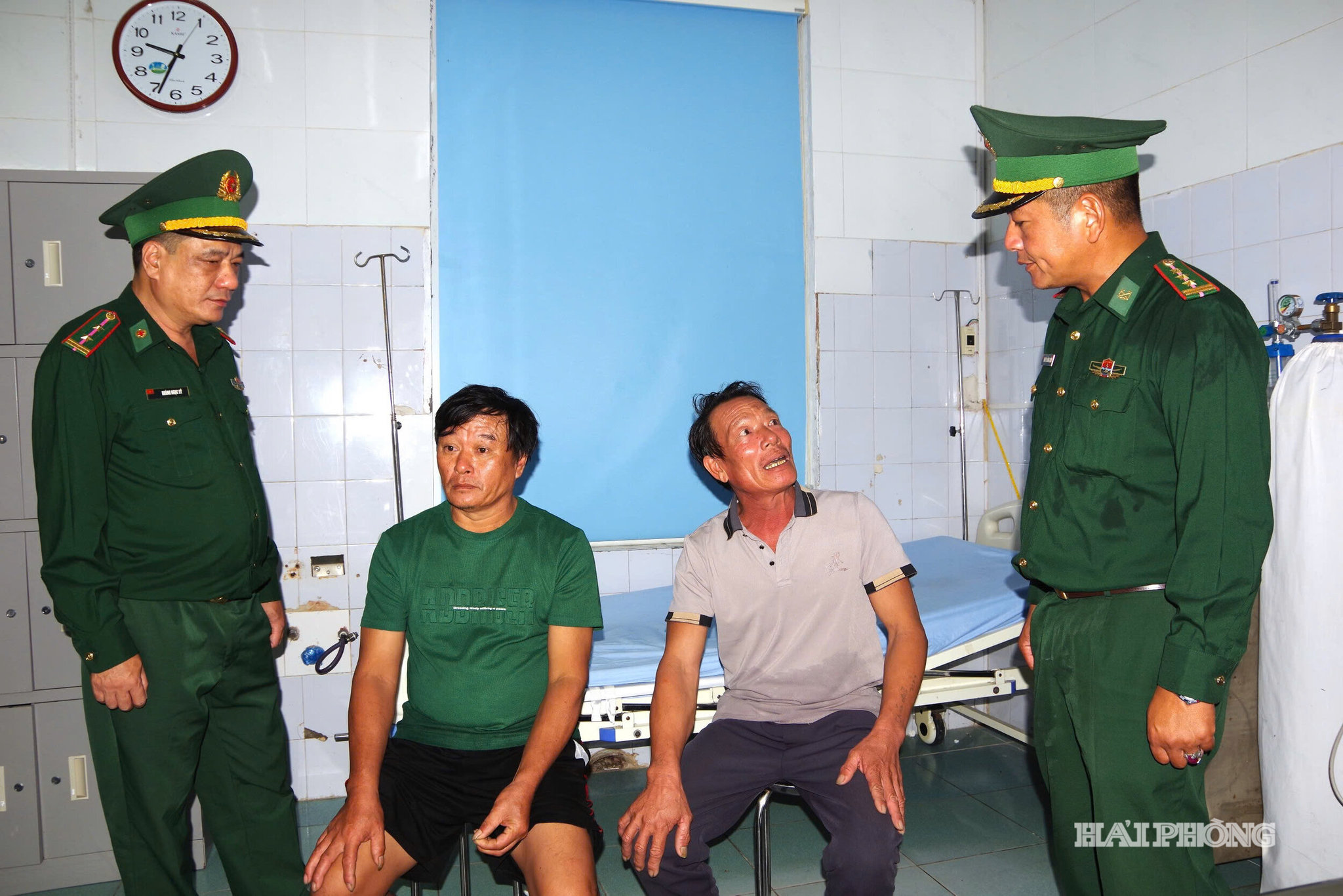 Cán bộ Đồn Biên phòng Đồ Sơn thăm hỏi ngư dân.