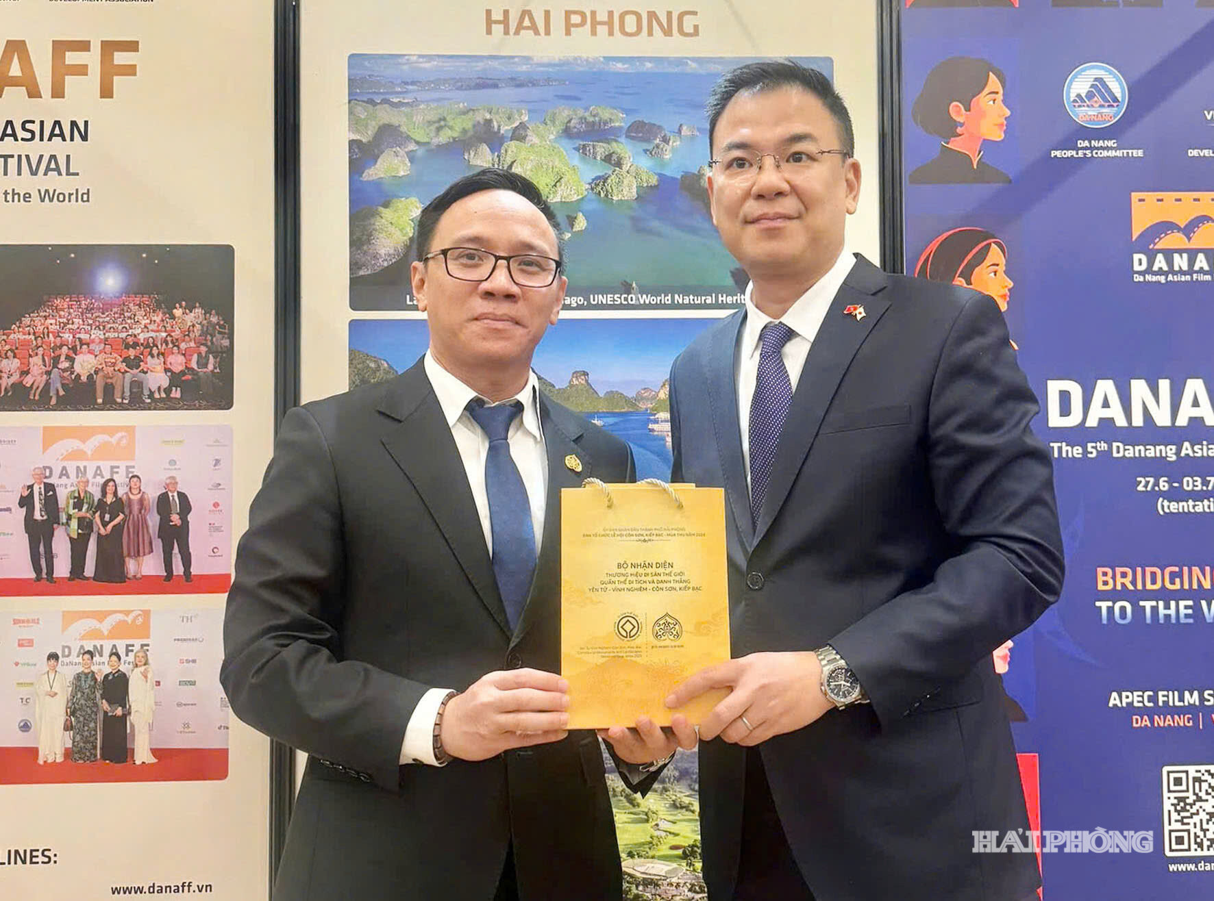 Đồng chí Đào Trọng Đức, Ủy viên Ban Thường vụ Thành ủy, Phó Chủ tịch UBND thành phố tặng Đại sứ đặc mệnh toàn quyền Việt Nam tại Nhật Bản Phạm Quang Hiệu Bộ nhận diện thương hiệu quần thể di sản UNESCO Yên Tử - Vĩnh Nghiêm – Côn Sơn, Kiếp Bạc.