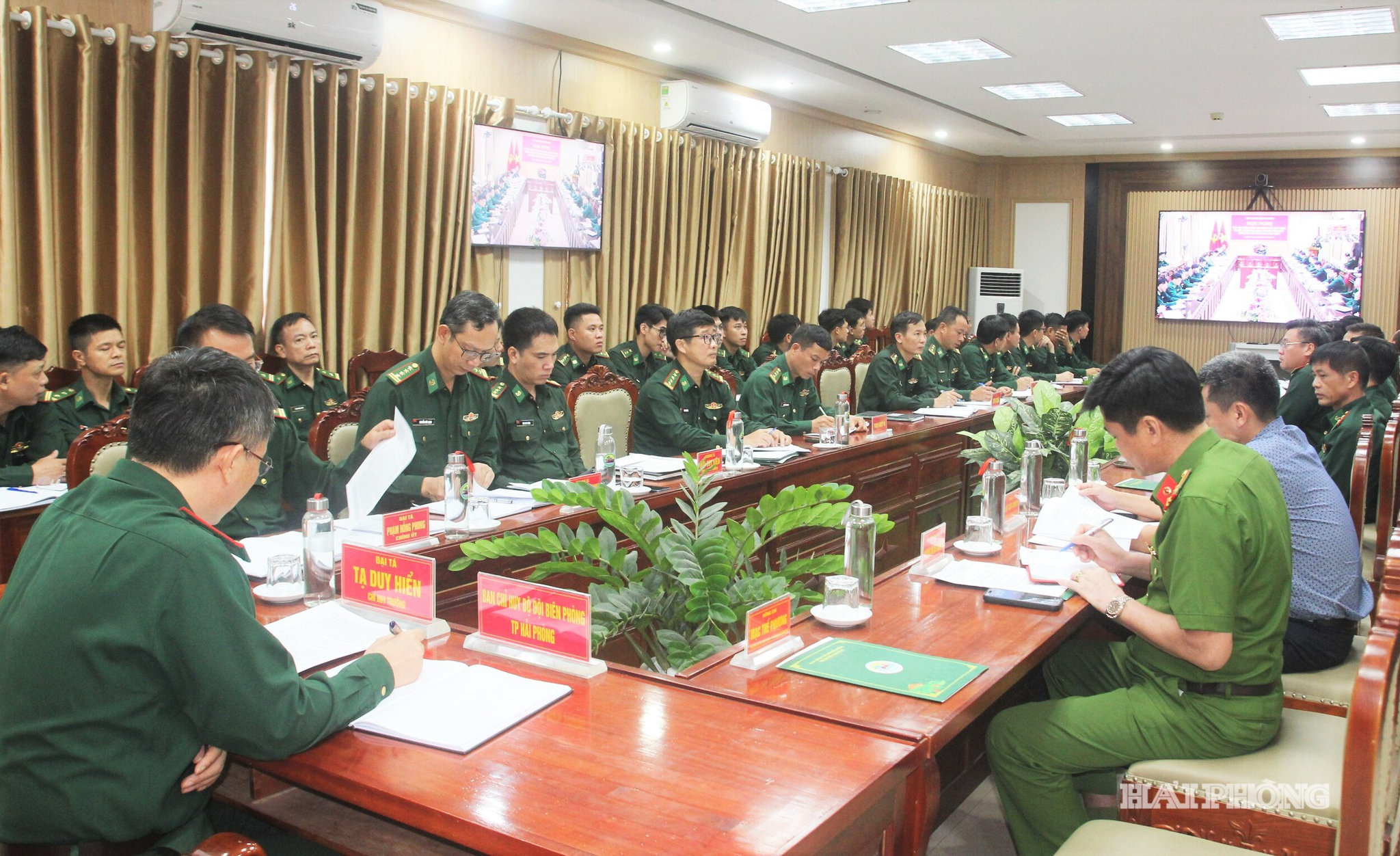 Các đại biểu dự hội nghị trực tuyến.