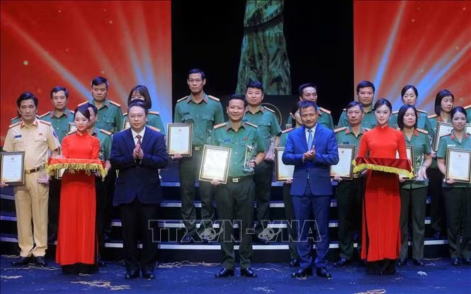 k0bwkbevsalqrcgeto_ue0jg-_potal-be-mac-lien-hoan-truyen-hinh-phat-thanh-dien-anh-cong-an-nhan-dan-lan-thu-15-stand-9557.jpg.avif