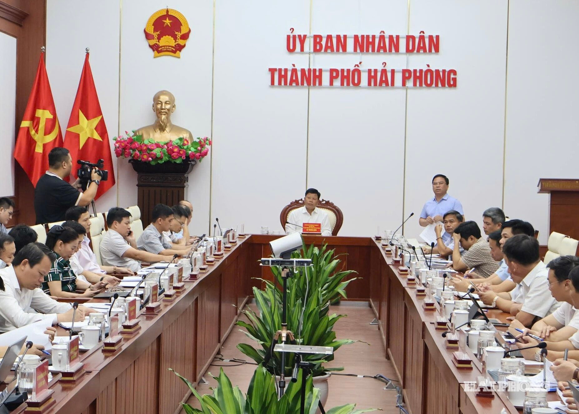 Đồng chí Phó Chủ tịch UBND thành phố Lê Trung Kiên chủ trì cuộc họp.
