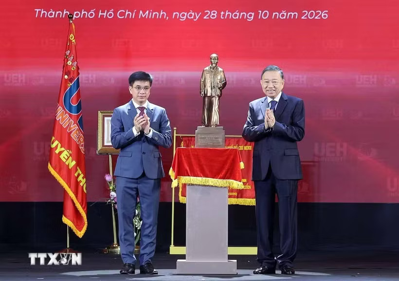Tổng Bí thư, Chủ tịch nước Tô Lâm trao tặng bức tượng Chủ tịch Hồ Chí Minh cho Đại học Kinh tế Thành phố Hồ Chí Minh. (Ảnh: Thống Nhất/TTXVN)