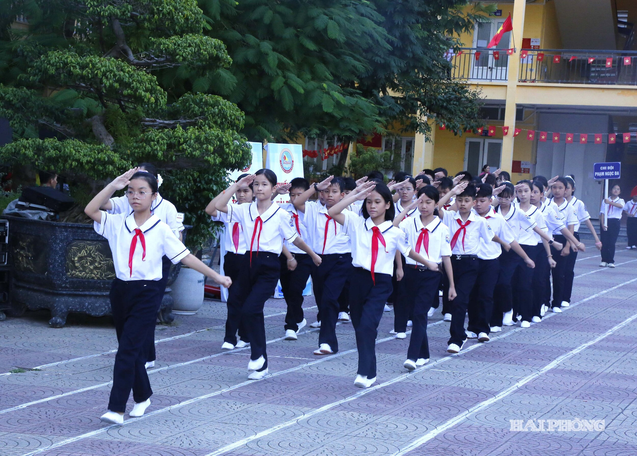 Học sinh các trường tham gia diễu hành.