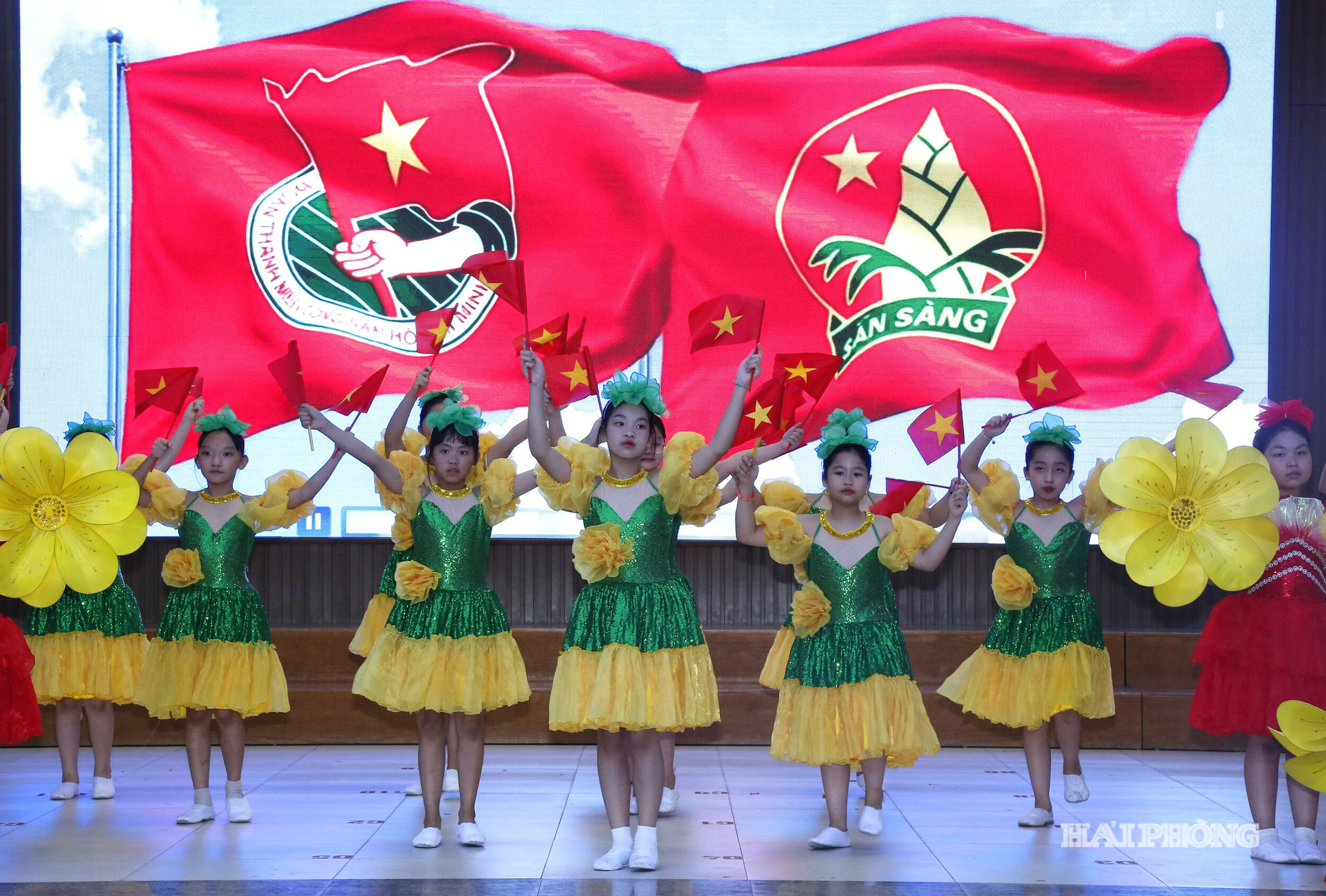 Liên đội Trường THCS Đà Nẵng và Trường Tiểu học Nguyễn Thượng Hiền tham gia đồng diễn hát múa liên khúc Đi ta đi lên