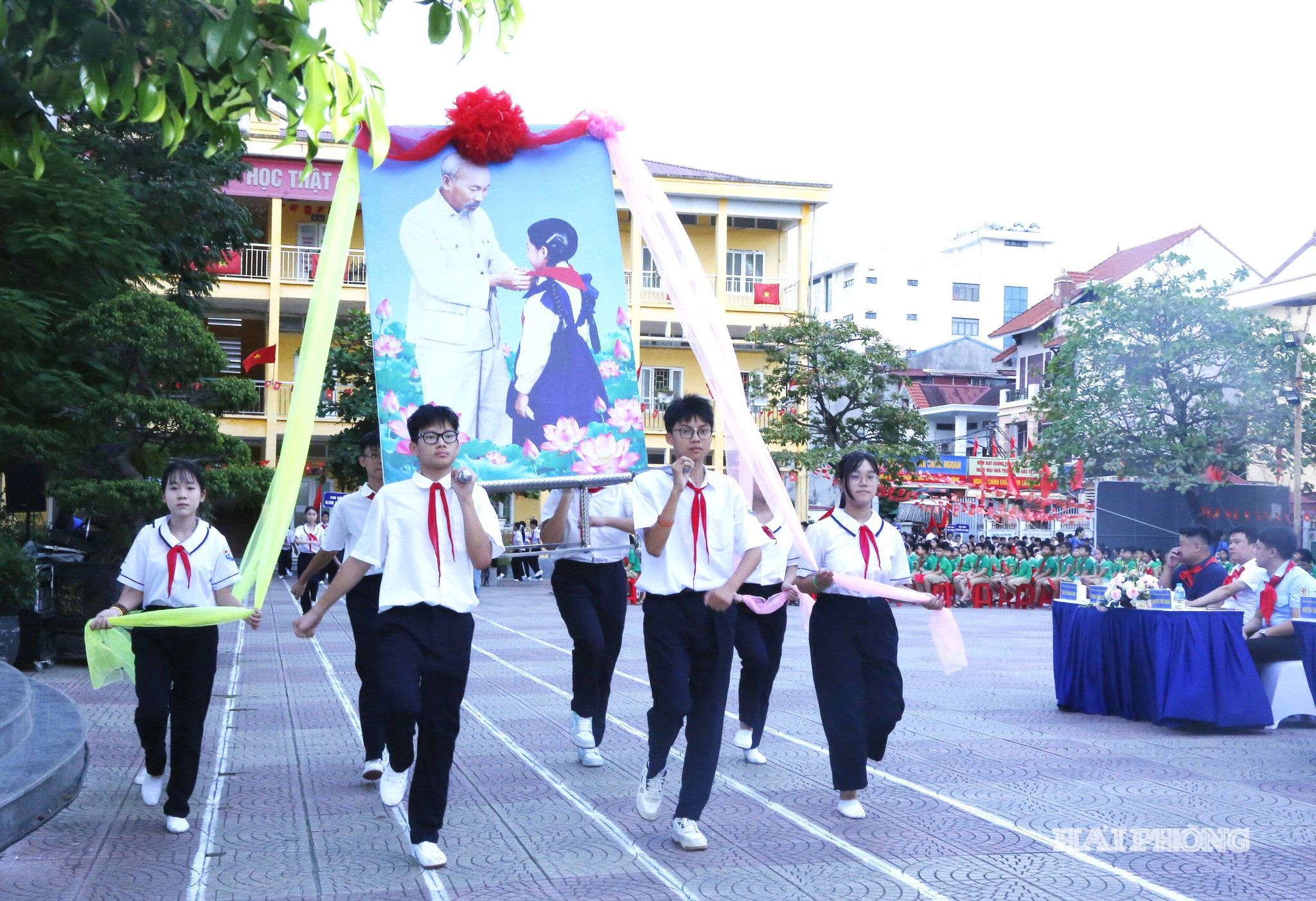 Lễ diễu hành Rước ảnh Bác Hồ - chuẩn hóa nghi thức đội TNTP Hồ Chí Minh- an Chấp hành Đoàn phường Ngô Quyềntrong ngày Hội tiến bước