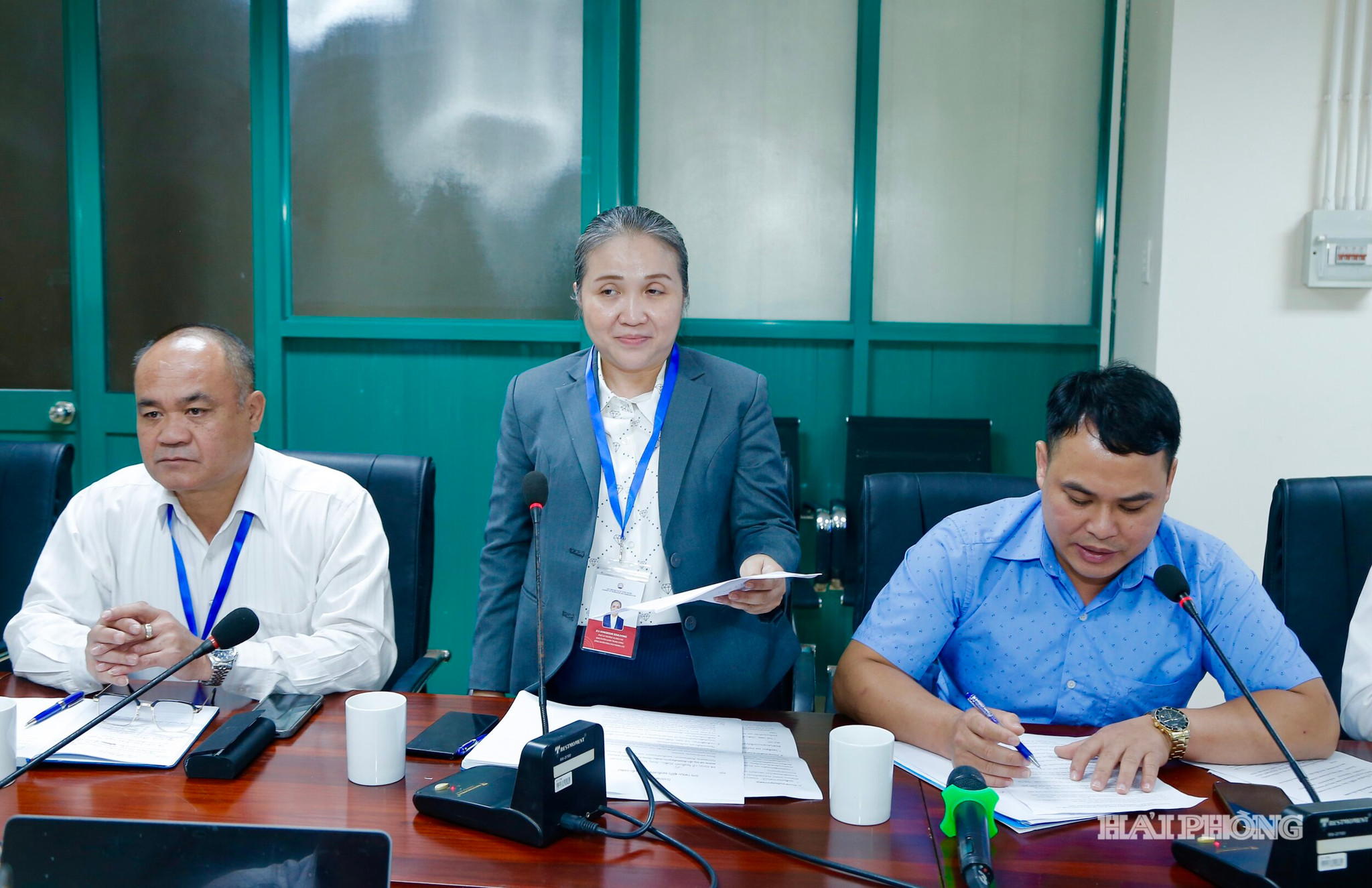 Bà Kongbun Soulivong, Phó vụ trưởng Vụ Báo chí Cộng hoà Dân chủ nhân dân Lào phát biểu trao đổi kinh nghiệm tại cuộc làm việc.