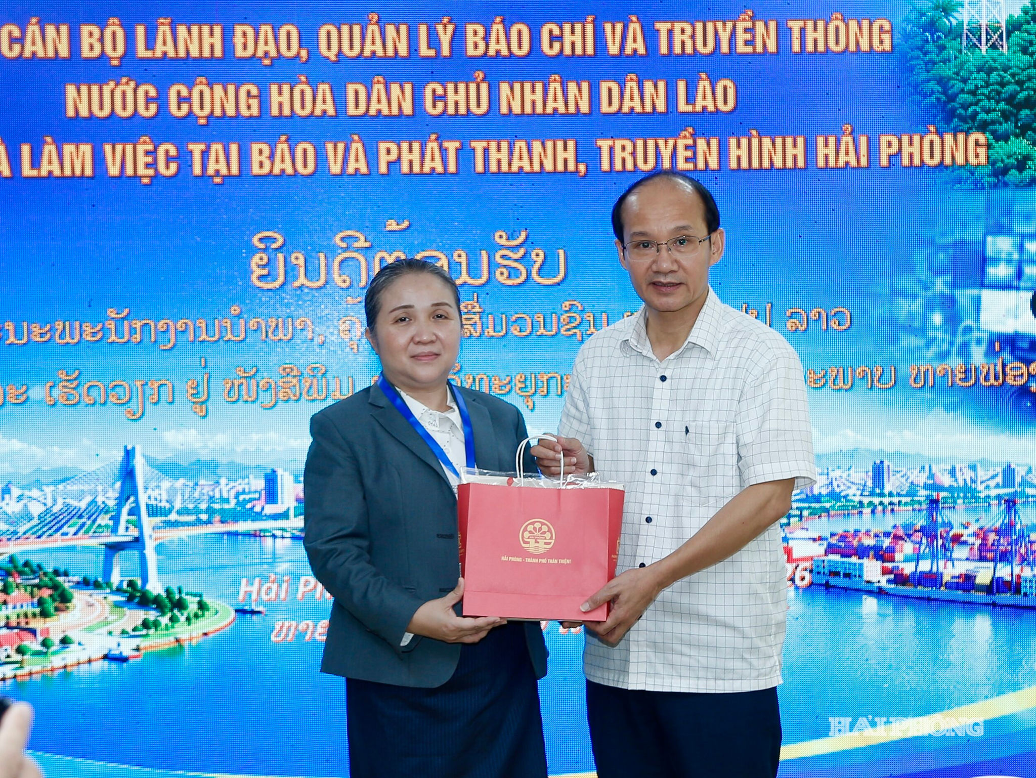 Lãnh đạo Báo và Phát thanh, truyền hình Hải Phòng trao quà lưu niệm tặng đoàn công tác.