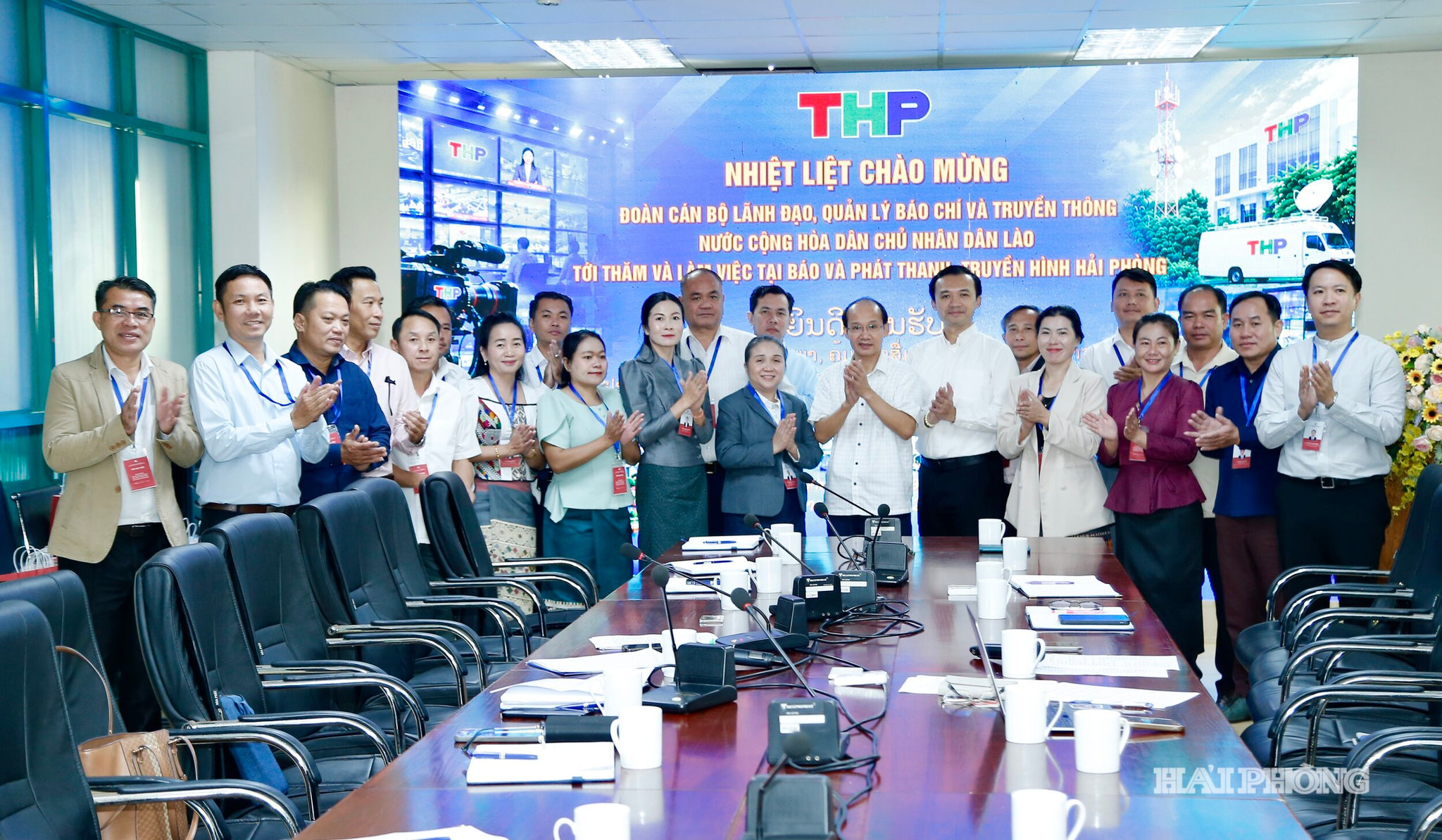 Đoàn cán bộ lãnh đạo, quản lý báo chí và truyền thông nước Cộng hòa Dân chủ nhân dân Lào chụp ảnh lưu niệm.