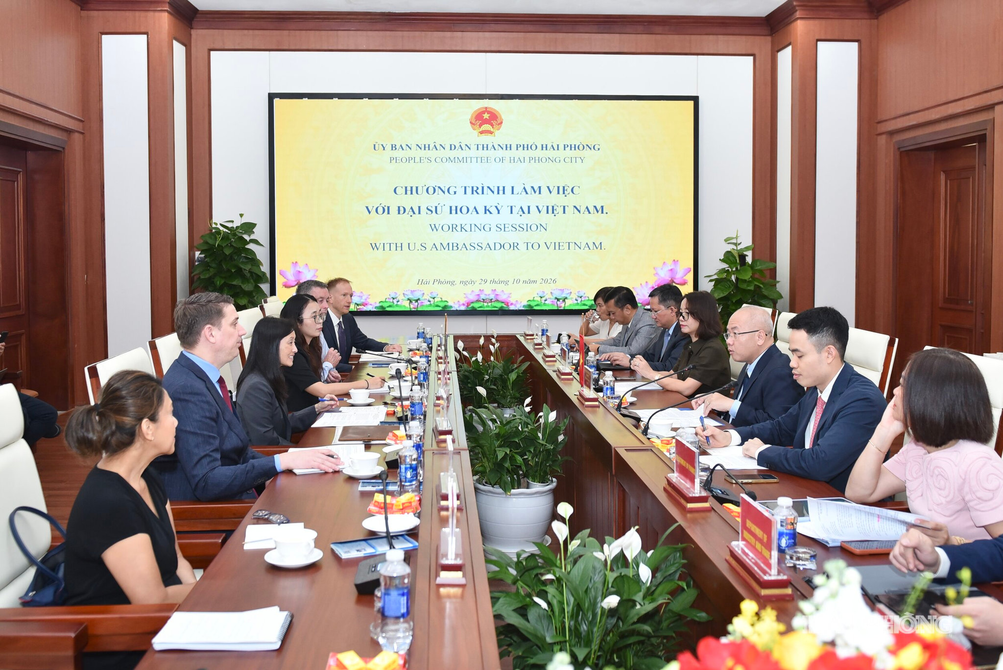 Quang cảnh cuộc làm việc. 