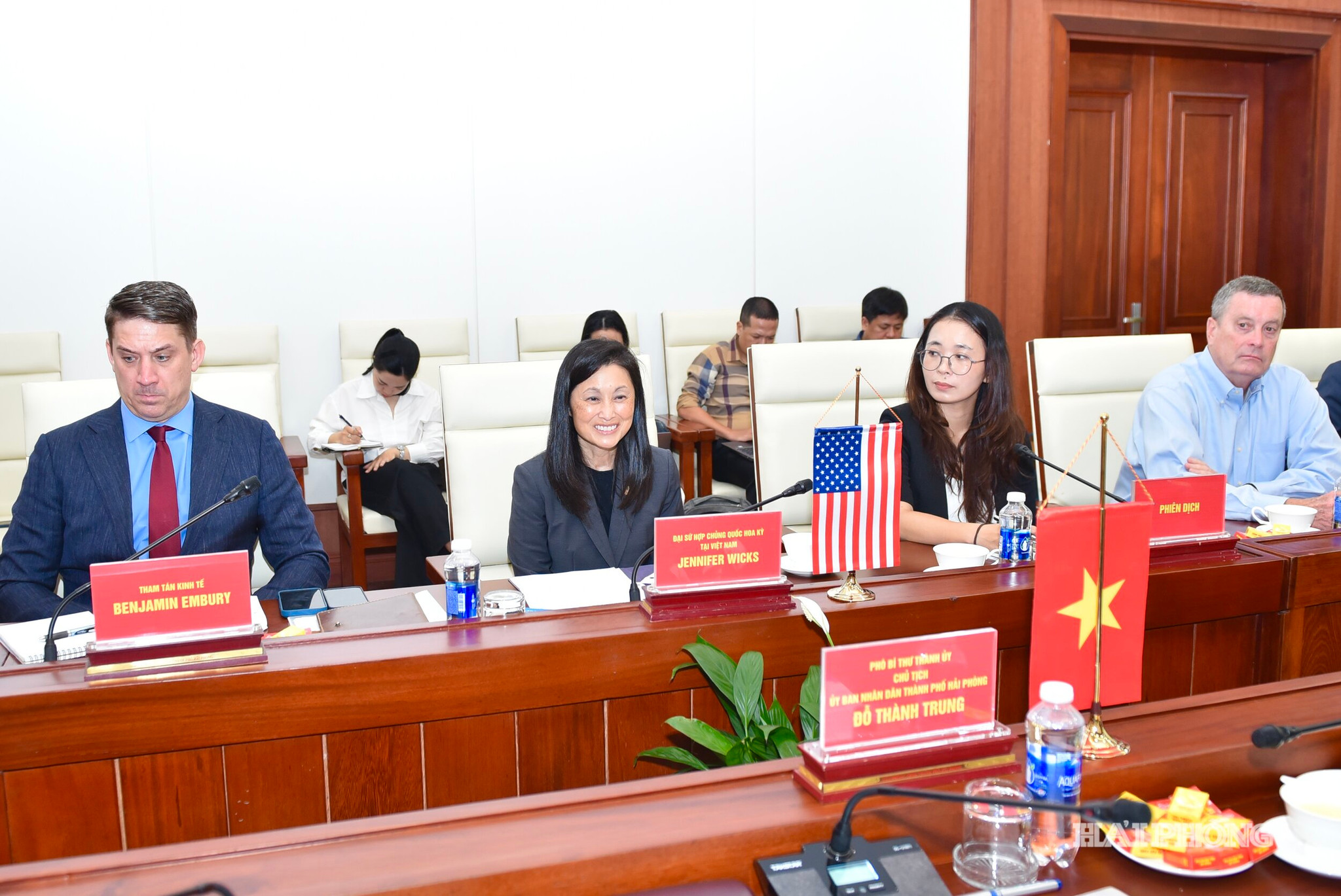 Bà Jennifer Wicks, Đại sứ Hoa Kỳ tại Việt Nam cùng đoàn công tác làm việc tại Hải Phòng. 