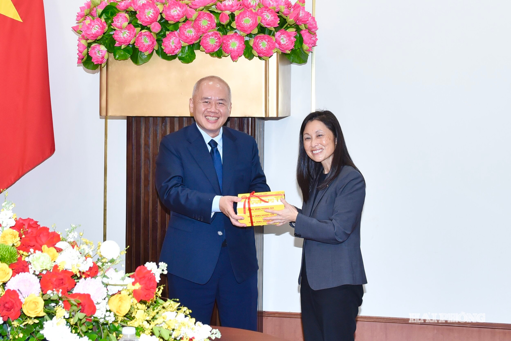 Đồng ý Đỗ Thành Trung, Phó Bí thư Thành ủy, Chủ tịch UBND thành phố trao quà tặng bà Jennifer Wicks, Đại sứ Hoa Kỳ tại Việt Nam.