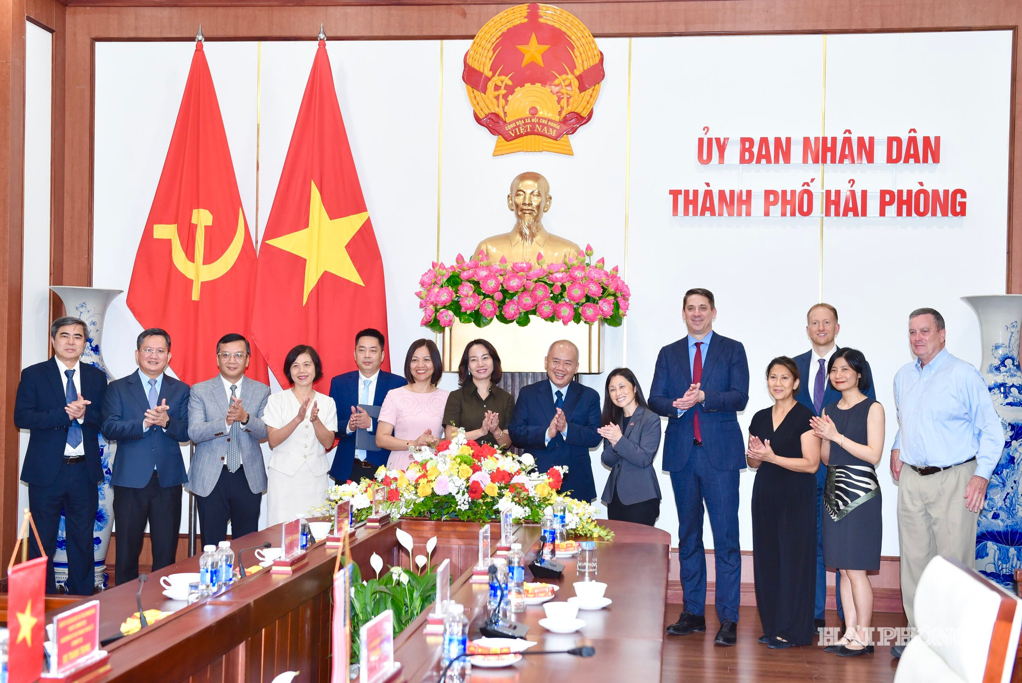 Đồng ý Đỗ Thành Trung, Phó Bí thư Thành ủy, Chủ tịch UBND thành phố cùng Đoàn công tác Đại sứ Hoa Kỳ tại Việt Nam.