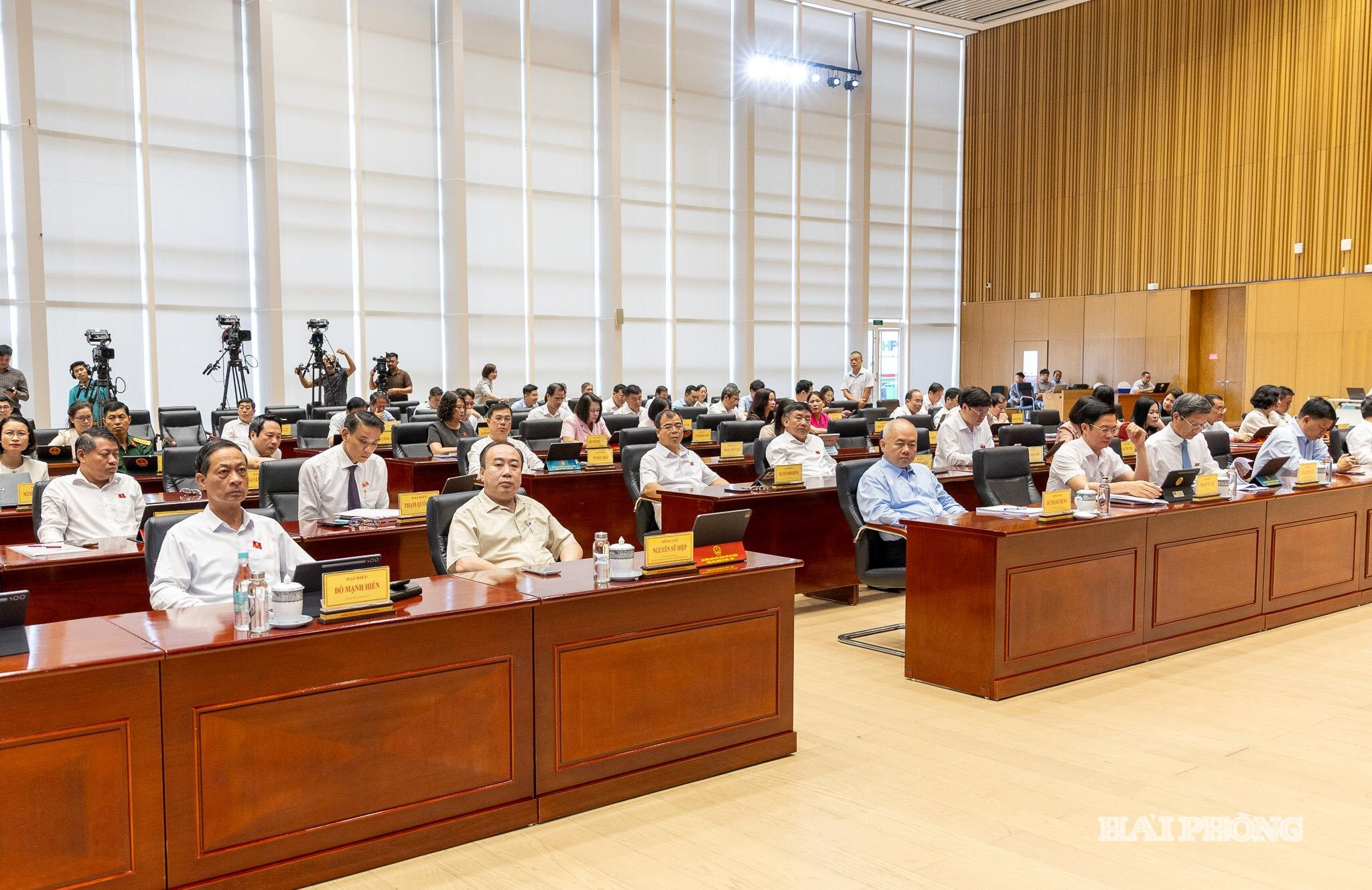 Các đại biểu dự kỳ họp.
